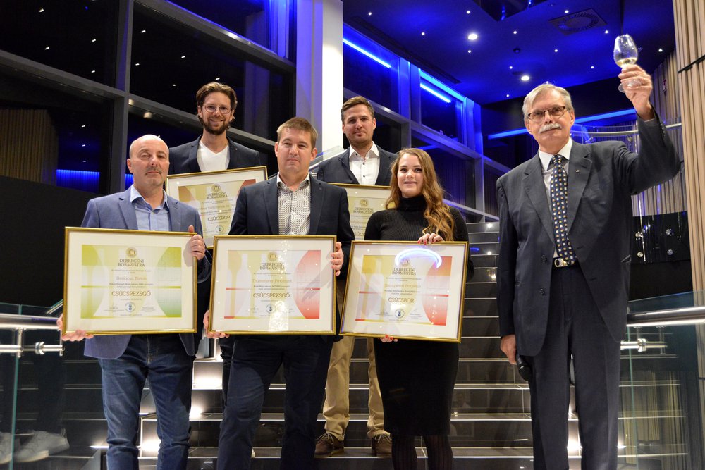 Kiváló magyar borászatok kaptak csúcsbor minősítést a Debreceni Bormustrán